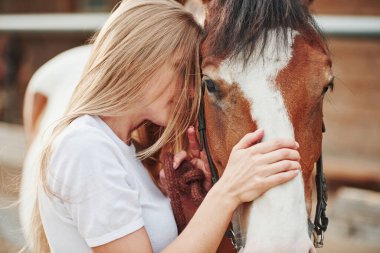 Şefkat hissediyorum. Gündüz vakti atıyla çiftlikte mutlu bir kadın.