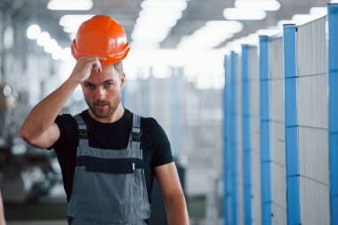 Kaskı çıkarıyorum. İşten sonra. Fabrikada sanayi işçisi. Genç teknisyen.