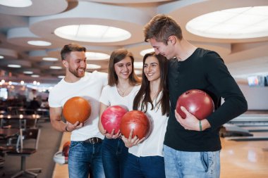 Çifte randevu. Genç neşeli arkadaşlar hafta sonları bowling kulübünde eğleniyorlar..