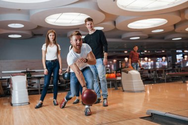 Sonunda sıra bende. Genç neşeli arkadaşlar hafta sonları bowling kulübünde eğleniyorlar..