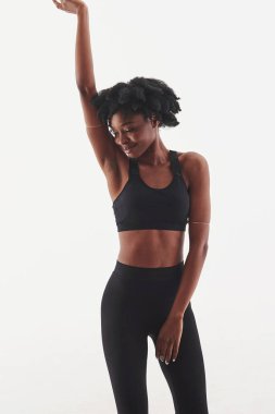 Alışılmadık saç kesimi. Stüdyoda beyaz arka planda güzel bir Afro-Amerikan kadın var..