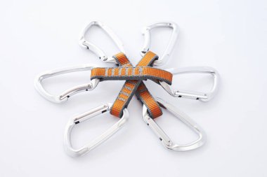 Önce güvenlik için ekipmana ihtiyacımız vardı. Birçok renkli karabinalar beyaz masada yatıyordu..