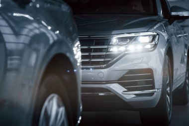 Modern teknoloji. Gündüz vakti park edilmiş modern lüks arabaların parçacık görüntüsü.