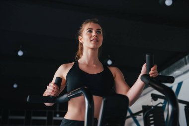 Düşük açı. Hafta sonu spor salonundaki muhteşem sarışın kadının fotoğrafı..