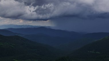 İşte yağmur geliyor. Majestic Carpathian dağları. Güzel manzara. Nefes kesici manzara.