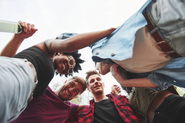 Avec Alcool Des Groupes Ethniques Multiples Font Fête Extérieur Vue — Photo