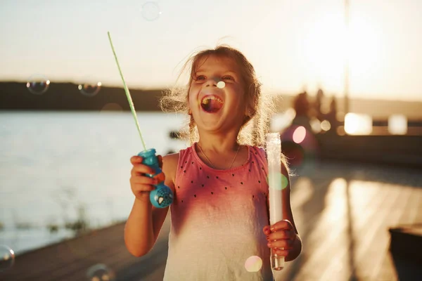 Amazing Sunlight Happy Little Girl Playing Bubbles Lake Park — Stock Photo, Image
