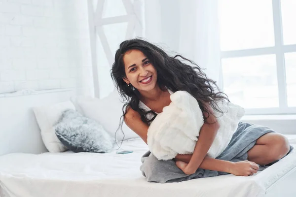 Sevimli Güzel Bir Kız Esmer Gündüz Vakti Yatak Odasındaki Beyaz — Stok fotoğraf