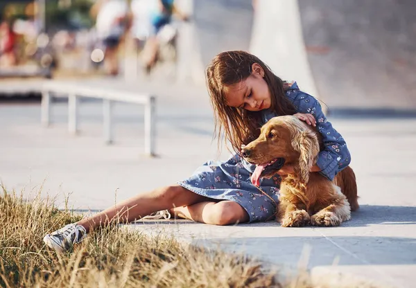 Abrazando Mascota Linda Niña Pequeña Tiene Paseo Con Perro Aire — Foto de Stock