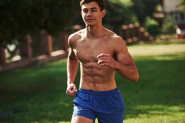 Going Forward Muscular Shirtless Man Have Fitness Day Running Park — Stock Photo, Image