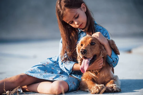 Обнимаю Питомца Милая Маленькая Девочка Гуляет Собакой Свежем Воздухе Солнечный — стоковое фото