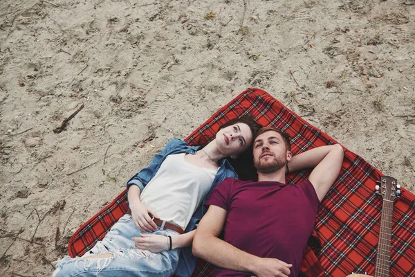 Mirando Hacia Arriba Parejas Jóvenes Hacen Picnic Playa Acostado Manta —  Fotos de Stock