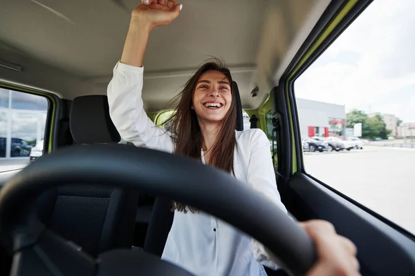 Feliz Dueño Vista Frontal Mujer Que Conduce Coche Nuevo Moderno — Foto de Stock