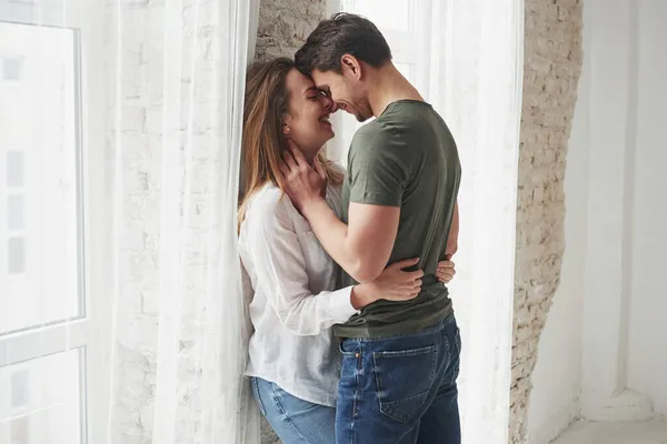 Boas Piadas Adorável Casal Beijando Curtindo Uns Aos Outros Perto — Fotografia de Stock