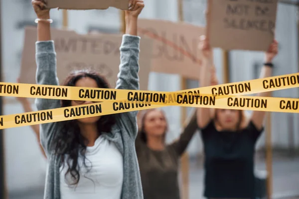 女の子の目を覆うテープ フェミニスト女性グループは屋外での権利に抗議している — ストック写真