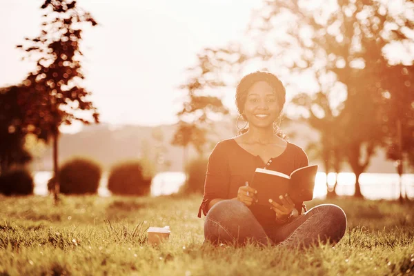 Summer Finally Cheerful African American Woman Park — Stock Photo, Image