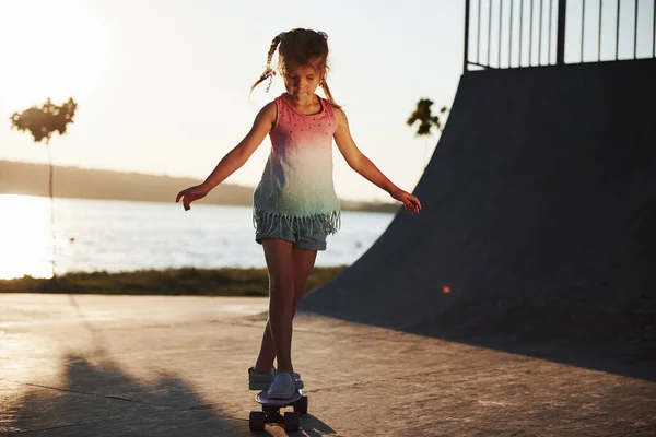 晴れた日 子供はランプでスケートを楽しんでいます 陽気な女の子 — ストック写真