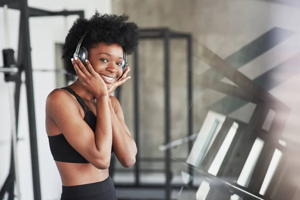 Bel Riflesso Donna Afroamericana Con Capelli Ricci Abiti Sportivi Hanno — Foto Stock