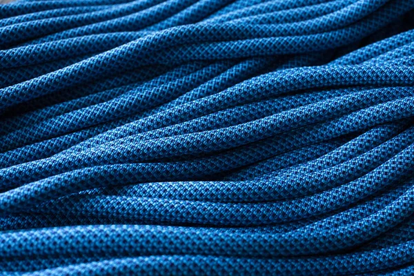 必要以上だ 登山結び目の孤立した写真 青い色のケーブルのトップビュー — ストック写真