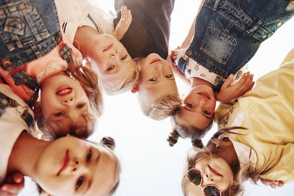 Ritratto Bambini Che Stanno Insieme Posano Macchina Fotografica — Foto Stock