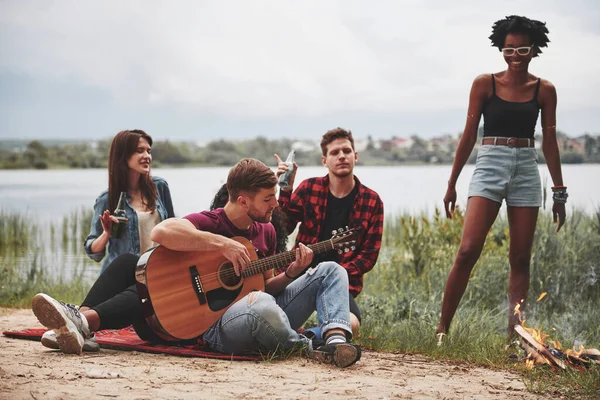 Poczuj Muzykę Grupa Ludzi Organizuje Piknik Plaży Przyjaciele Bawcie Się — Zdjęcie stockowe