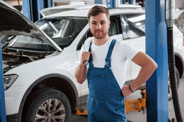 Pie Con Llave Mano Empleado Uniforme Color Azul Trabaja Salón — Foto de Stock