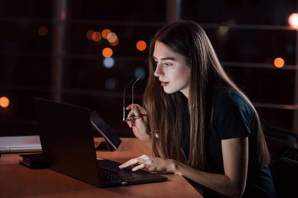 Håller Glasögonen Handen Vacker Blond Affärskvinna Arbetar Ensam Kontoret Natten — Stockfoto