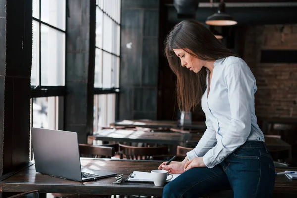 Werken Met Documenten Zakenvrouw Officiële Kleding Overdag Café — Stockfoto