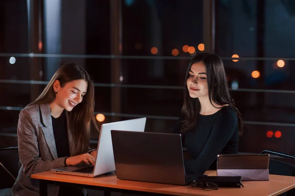 Ensemble Même Table Une Équipe Jeunes Gens Affaires Travaille Sur — Photo