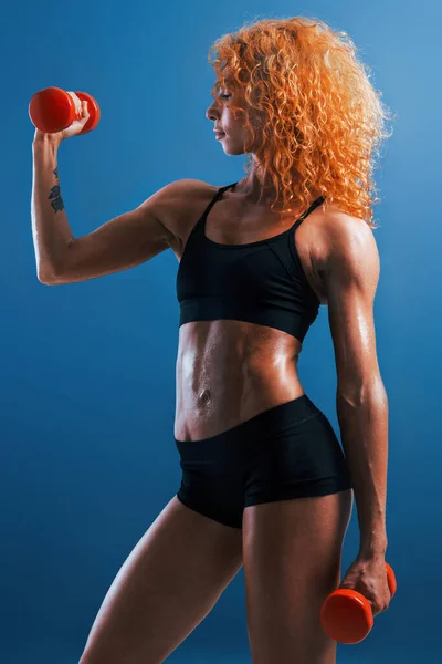Mostrando Corpo Enquanto Segura Halteres Vermelhos Ruiva Fisiculturista Feminino Está — Fotografia de Stock