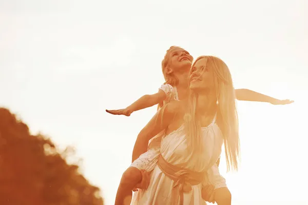 Sitting Woman Shoulders Mother Daughter Enjoying Weekend Together Walking Outdoors — Stock Photo, Image