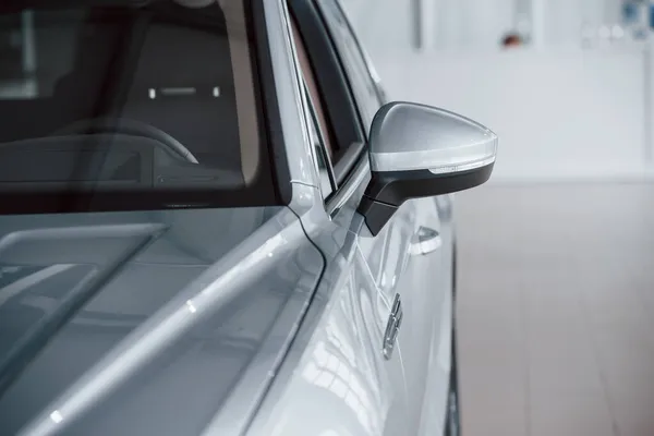 Lado Izquierdo Vista Partículas Moderno Coche Blanco Lujo Estacionado Interior — Foto de Stock