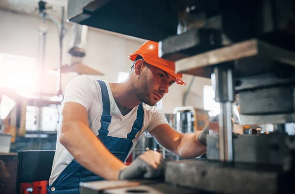 Mirada Concentrada Hombre Uniforme Trabaja Producción Tecnología Industrial Moderna — Foto de Stock