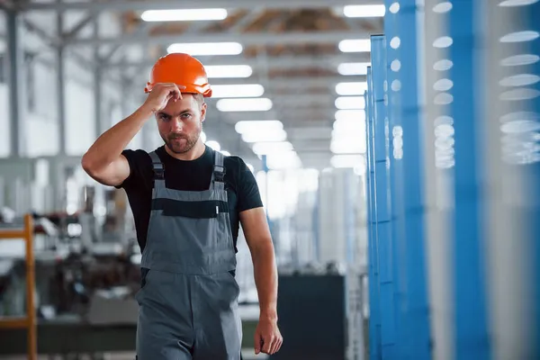 Zieht Den Hut Nach Feierabend Industriearbeiter Einer Fabrik Junge Techniker — Stockfoto