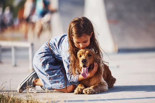 Обнимаю Питомца Милая Маленькая Девочка Гуляет Собакой Свежем Воздухе Солнечный — стоковое фото