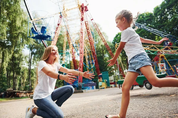 Futás Játék Vidám Kislány Anyja Jól Érzi Magát Parkban Együtt — Stock Fotó