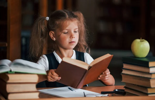 Nettes Kleines Mädchen Mit Zöpfen Ist Der Bibliothek Apple Den — Stockfoto