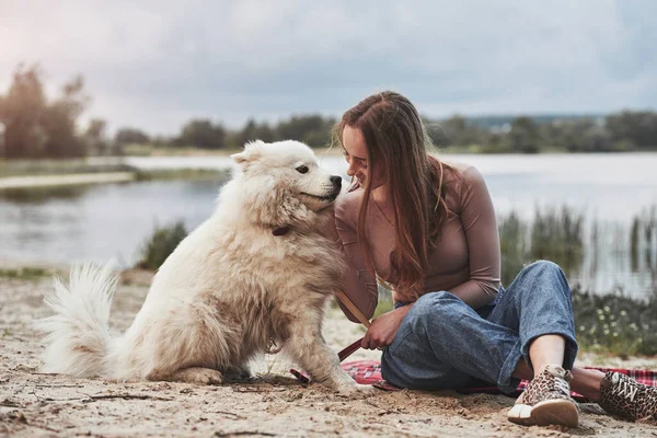 Dobry Spacer Blondynka Dziewczyna Jej Ładny Biały Pies Mają Wielki — Zdjęcie stockowe