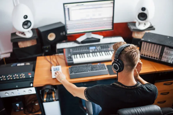 Concentrado Trabalho Engenheiro Som Fones Ouvido Trabalhando Misturando Música Dentro — Fotografia de Stock