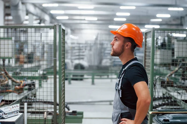 Industriële Werknemer Binnen Fabriek Jonge Technicus Met Oranje Harde Hoed — Stockfoto