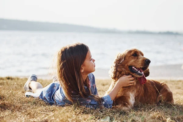 Vilar Nära Sjön Söt Liten Flicka Promenad Med Sin Hund — Stockfoto