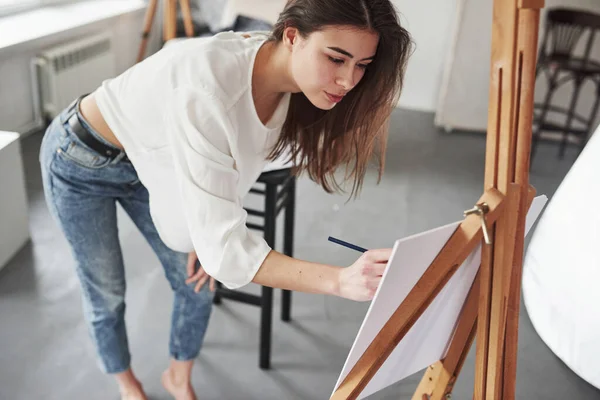 How Drawings Make Young Brunette Room White Walls Daylight Comes — Stock Photo, Image