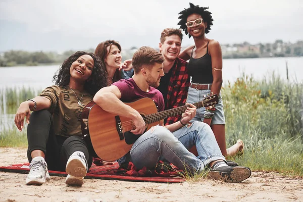 Którą Piosenkę Mam Zagrać Grupa Ludzi Organizuje Piknik Plaży Przyjaciele — Zdjęcie stockowe