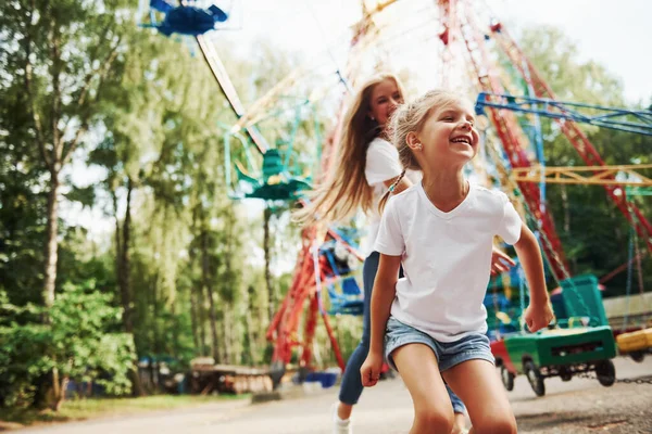 Running Playing Cheerful Little Girl Her Mother Have Good Time — Stock Photo, Image