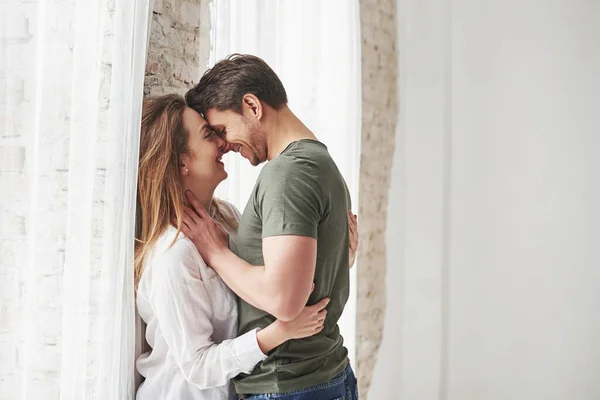 Pemuda Yang Menarik Pasangan Yang Indah Berciuman Dan Menikmati Satu — Stok Foto