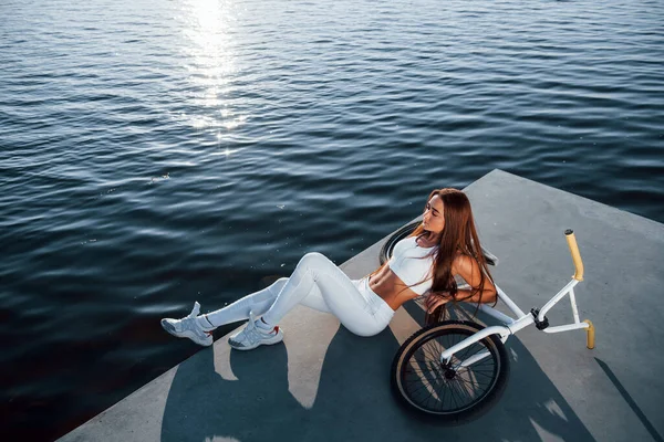 Près Vélo Femme Remise Forme Ayant Repos Près Lac Pendant — Photo