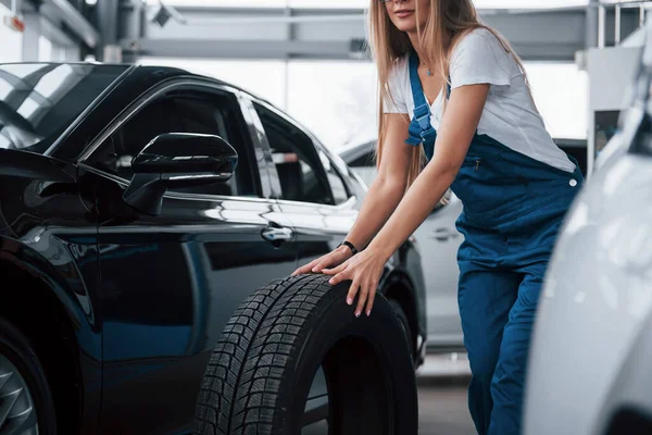 Despacha Fazer Trabalho Mais Rápido Possível Mulher Caminha Com Roda — Fotografia de Stock