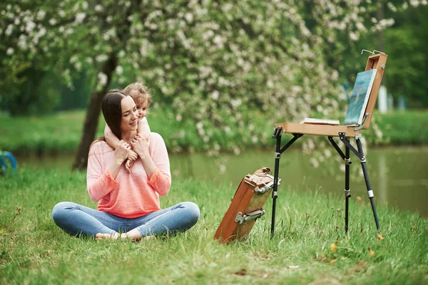 Mother Daughter Sitting Easel Park Spring Time — Stock Photo, Image