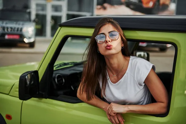 Pretty Woman Green Modern Car Posing Camera — Stock Photo, Image