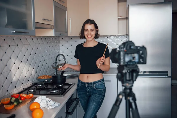 Por Favor Sonríe Cámara Que Está Frente Chica Cocina Moderna — Foto de Stock